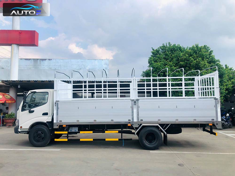 Xe tải Hino XZU650L (1.9t - 4.5m) thùng mui bạt bửng nhôm